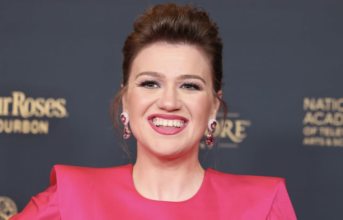 Kelly Clarkson’s Studio Audience Cracks Up Over Travel Safety Warning: ‘Have You Ever Heard of Dateline?'