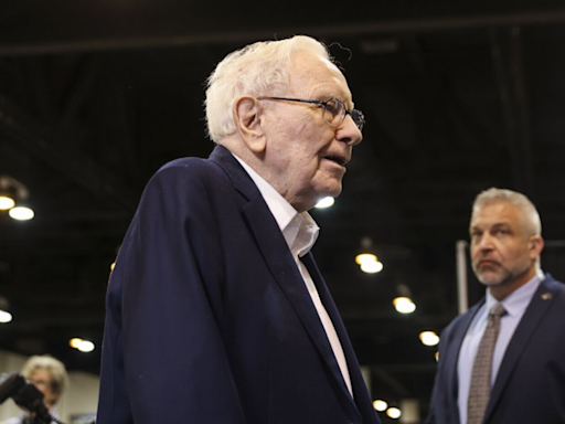 Warren Buffett talks about business, his age and Charlie Munger at Berkshire Hathaway meeting in Omaha