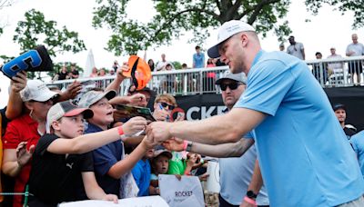 Aidan Hutchinson prefers gridiron to greens at Rocket Mortgage Classic celebrity scramble