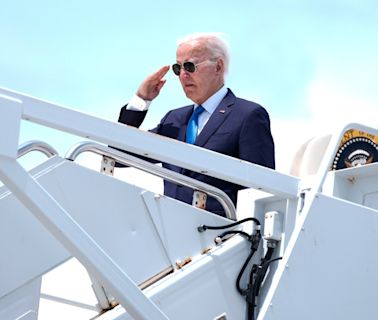 Biden reaparece en la base aérea de Delaware tras retirar su campaña presidencial - El Diario NY