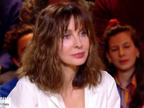 VIDÉO – Anne Parillaud : ses confidences sur son ex Alain Delon qui l’a “beaucoup dévalorisée”