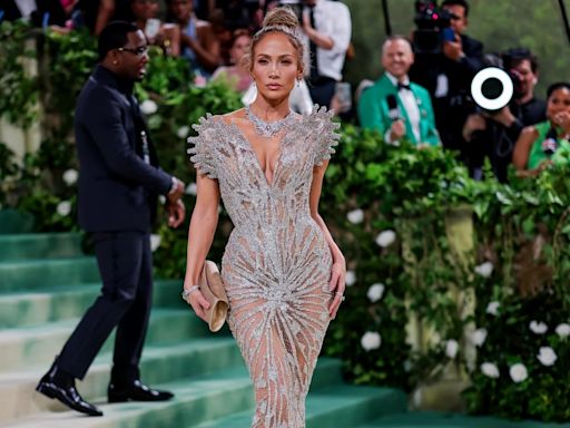 La gala del Met se rinde al poder latino: Bad Bunny y Jennifer Lopez reinan en la gran pasarela de la moda global