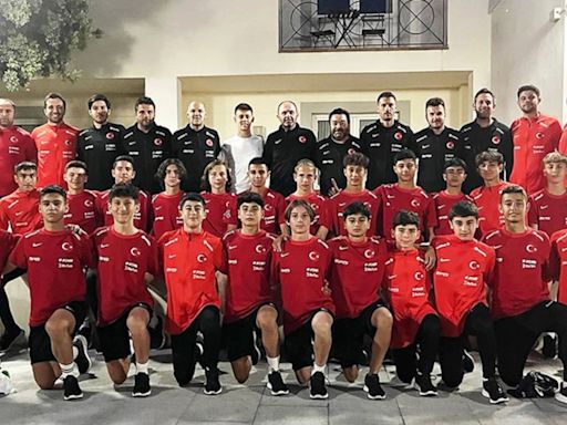 Arda Güler visitó al equipo de sub-14 de Turquía