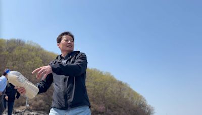 El hombre que lanza botellas llenas de arroz al mar desde Corea del Sur para salvar vidas en Corea del Norte