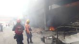 Cinco bomberos resultaron con quemaduras durante combate a incendio en Caracas