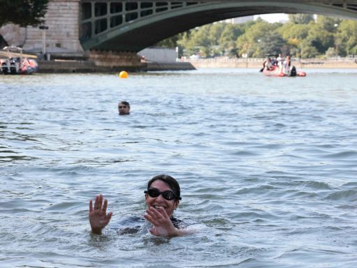 A nueve días de los Juegos de París 2024, la alcaldesa Anne Hidalgo se bañó en el río Sena y rompió con una prohibición de más de un siglo