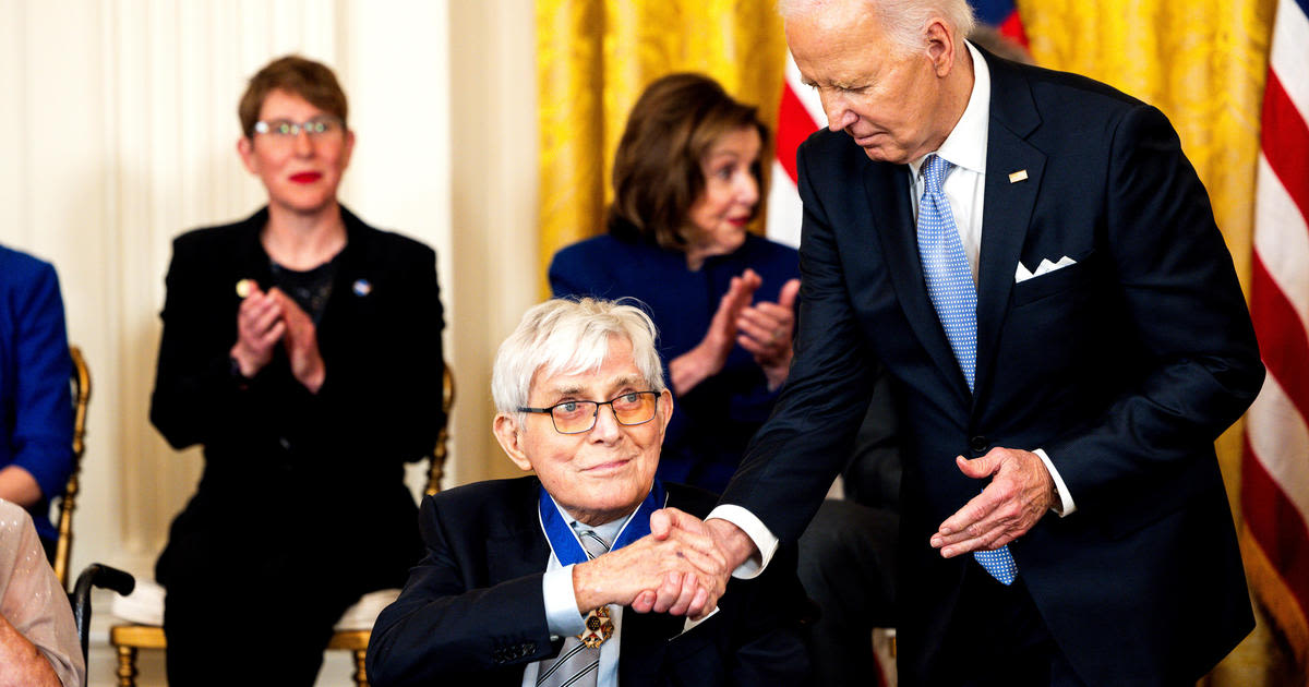 Phil Donahue, who taped talk show from Chicago for 10 years, awarded Presidential Medal of Freedom