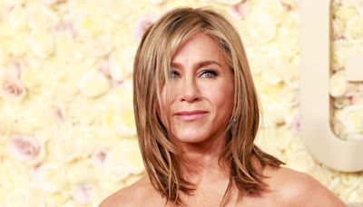 Jennifer Aniston pauses interview, wipes away tears after question about 'Friends'