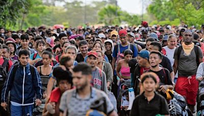 Caravana migrante avanza con esperanzas y mochila al hombro | El Universal