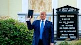 Una Biblia de 60 dólares, la nueva aventura de Trump