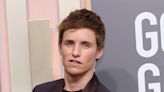 Eddie Redmayne ya no lleva alianza de casado