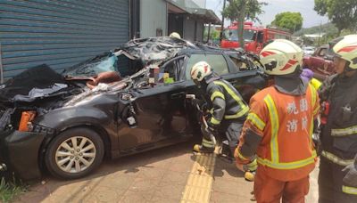 龜山3車事故！轎車「車頂撞扁」駕駛受困車上「零件散滿地」1死5傷