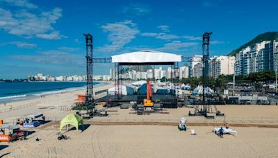 Bailarino de Madonna chama atenção com biquíni fio-dental em praia do Rio