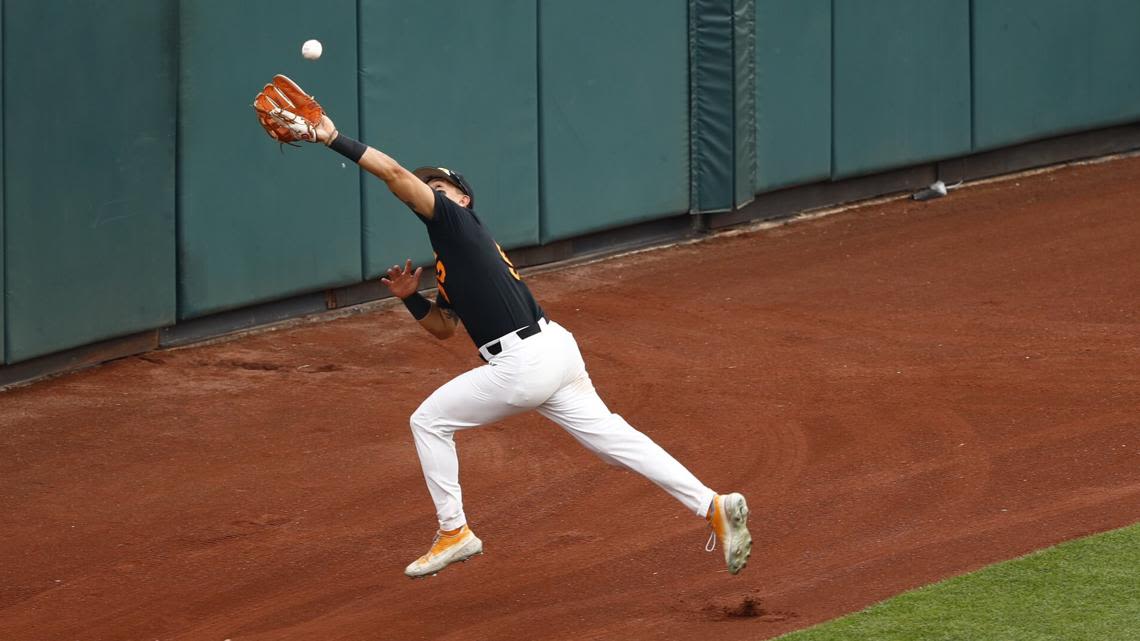 Tennessee tops North Carolina in College World Series 6-1, one win away from CWS Finals