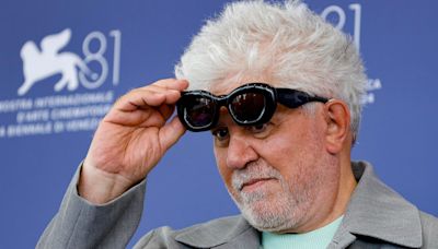 Pedro Almodóvar presenta en Venecia 'La habitación de al lado', su primer largometraje en inglés, con Tilda Swinton y Julianne Moore