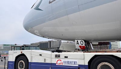 影／桃勤飛機拖車油管爆裂 國泰航空班機起飛延誤