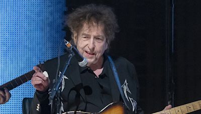 Bob Dylan divide fãs ao proibir celulares e máquinas fotográficas em shows de nova turnê