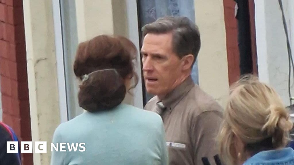 Rob Brydon: Fans cheer actor as he arrives at Gavin and Stacey set as Uncle Bryn