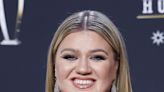 Kelly Clarkson Flaunts Her Figure In Skinny Jeans And A Graphic Tee As Fans Tell Her ‘You Look 20 Years Younger’