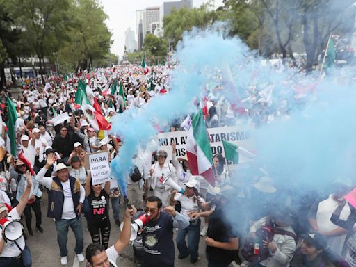 Trabajadores estudiantes y opositores marchan en México contra reforma judicial