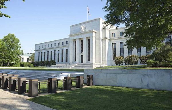 Key Fed Inflation Rate Falls, Lifting Rate-Cut Hopes