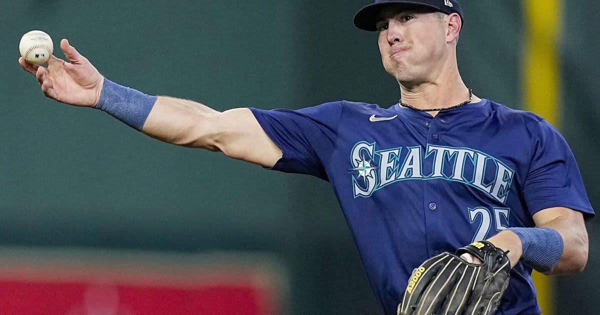 With J.P. Crawford out, Dylan Moore’s versatility gives M’s ‘huge’ lift