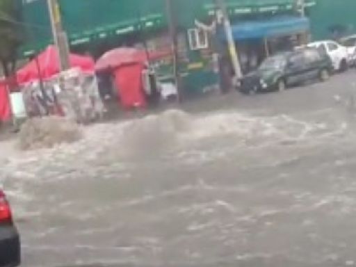 Inundaciones hoy en Iztapalapa; agua brota de coladeras tras fuertes lluvias