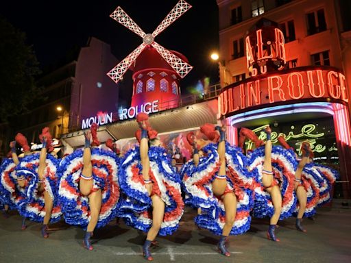 JO-2024: Paris accueille la flamme olympique, "bonus" du 14-juillet