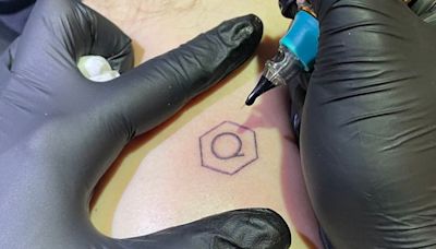 Nantes : « E », « Q », « U »… C’est quoi ces lettres tatouées sur la peau de 120 personnes ?