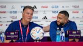 Louis van Gaal y sus 'besos en la boca' con Memphis Depay con lo que se burló de Ángel Di María