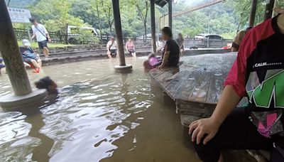 五峰將軍湯「泡腳池」1奇景！「大媽大爺超享受」網大驚喊噁：真的勇者