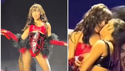 Danna Paola besa a bailarina en pleno show de los MTV MIAW 2024; fans la quieren como la nueva Aventurera