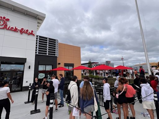 Chick-fil-A greeted with a big crowd as it opens first location in Ottawa