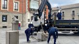 Una furgoneta derriba uno de los leones que custodian la Catedral de Ávila