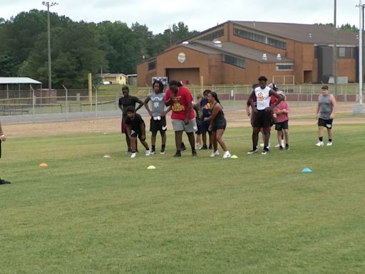 Former South Lamar High School athletes host kids football camp