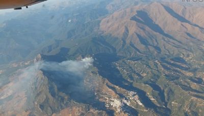 Incendio forestal en Casares: 170 bomberos trabajan en su control tras desalojar una docena de vecinos