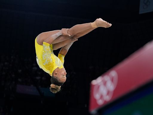 Rebeca Andrade le da un susto Simone Biles, pero se conforma con la plata olímpica en gimnasia