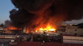 Suman más de 4 horas incendio en Plaza Oasis en Tepito