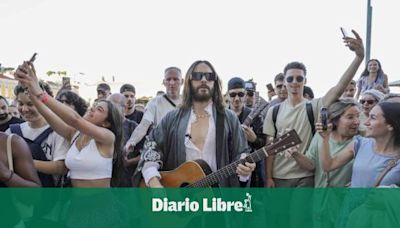 Jared Leto sorprende a sus fans con un concierto improvisado en las calles de Lisboa