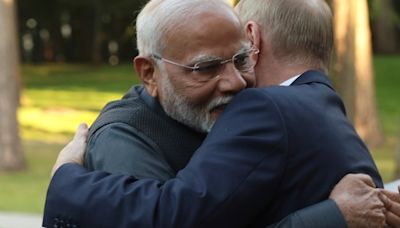 Indiens Premier bei Putin - Selenskyj: Modi umarmt den „blutigsten Verbrecher der Welt“