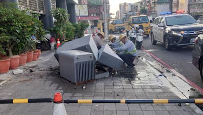 高雄男恍神掃7車「撞爛變電箱」 826戶大停電！台電要求償