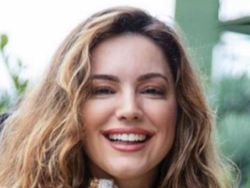 Kelly Brook checks into a SEX hotel on Celebrity Race Across The World