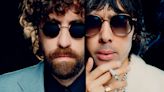 Dupla Justice foge da 'sindrome de Peter Pan' com disco que evoca a intencidade latina: 'Exagerados'