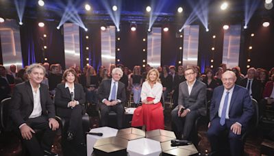 Claire Chazal souligne sa taille de guêpe avec une jupe taille haute flamboyante, face à une foule d'invités de marque