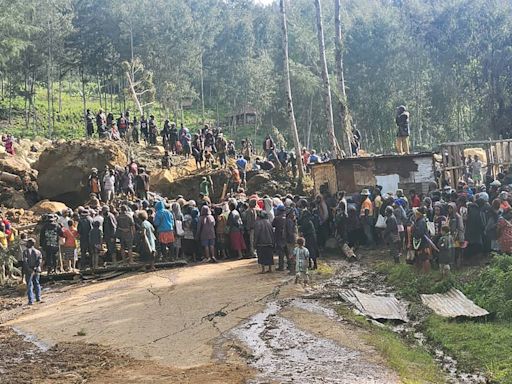 Creencias ancestrales limitan rescate en avalancha de Papúa