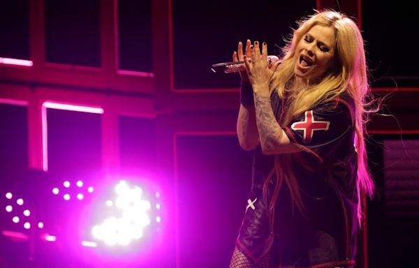 Avril Lavigne’s ‘Greatest Hits’ tour brings the pop, punk and power to a rainy Blossom Music Center