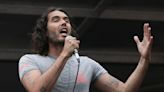 Tras acusaciones de abuso sexual, Russell Brand se bautiza para “dejar atrás el pasado” - El Diario NY