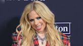 Unkompliziert: Avril Lavigne passt der Punk-Look der 00er Jahre noch