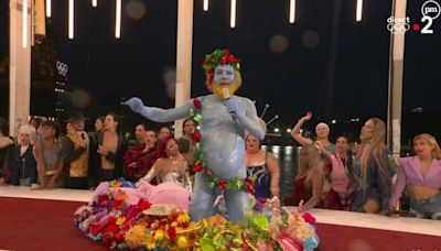 "La nudité, c'est l'origine des Jeux" : Philippe Katerine balaye les critiques après avoir chanté quasi nu à la cérémonie d'ouverture des JO