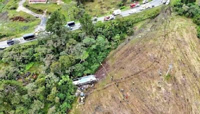 Autoridades logran identificar a las cuatro víctimas mortales que dejó volcamiento de bus en Moniqui